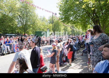 Photo datée du 19 mai montre les foules à la mariage du prince Harry et Meghan Markle à Windsor, le prince Harry et Meghan Markle ont été déclarés mari et femme, à la suite d'une cérémonie au Château de Windsor. Le couple à un échange de voeux et de sonneries avant que la reine et 600 personnes à la Chapelle St George. Porte une robe par le designer britannique Clare Waight Keller, Mme Markle a été accueilli par le Prince Charles, qui marchait dans l'allée. Après leur mariage, le couple sera connu comme le duc et la duchesse de Cambridge. Banque D'Images