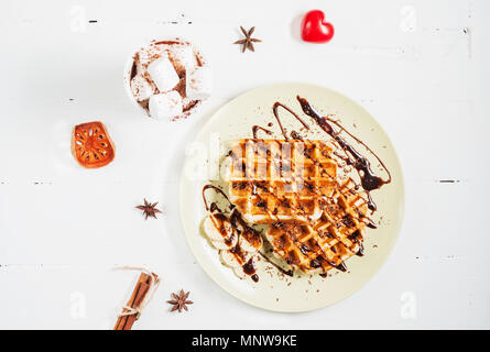 Gaufres Belges et de cacao avec des guimauves pour le petit-déjeuner. Vue d'en haut. Banque D'Images