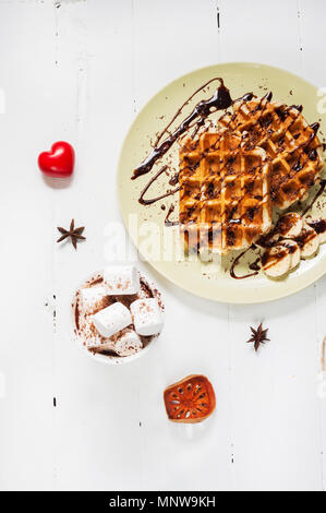 Gaufres Belges et de cacao avec des guimauves pour le petit-déjeuner. Vue d'en haut Banque D'Images