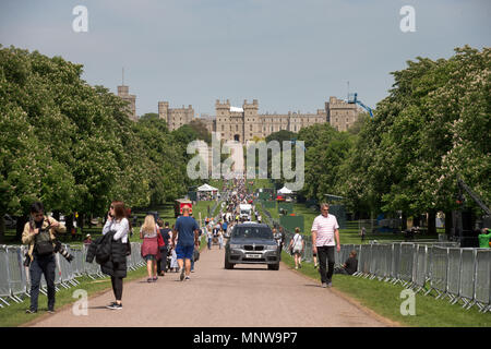 Photo datée du 17 mai montre les foules à la mariage du prince Harry et Meghan Markle à Windsor, le prince Harry et Meghan Markle ont été déclarés mari et femme, à la suite d'une cérémonie au Château de Windsor. Le couple à un échange de voeux et de sonneries avant que la reine et 600 personnes à la Chapelle St George. Porte une robe par le designer britannique Clare Waight Keller, Mme Markle a été accueilli par le Prince Charles, qui marchait dans l'allée. Après leur mariage, le couple sera connu comme le duc et la duchesse de Cambridge. Banque D'Images