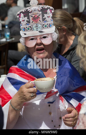 Photo datée du 19 mai montre les foules à la mariage du prince Harry et Meghan Markle à Windsor, le prince Harry et Meghan Markle ont été déclarés mari et femme, à la suite d'une cérémonie au Château de Windsor. Le couple à un échange de voeux et de sonneries avant que la reine et 600 personnes à la Chapelle St George. Porte une robe par le designer britannique Clare Waight Keller, Mme Markle a été accueilli par le Prince Charles, qui marchait dans l'allée. Après leur mariage, le couple sera connu comme le duc et la duchesse de Cambridge. Banque D'Images