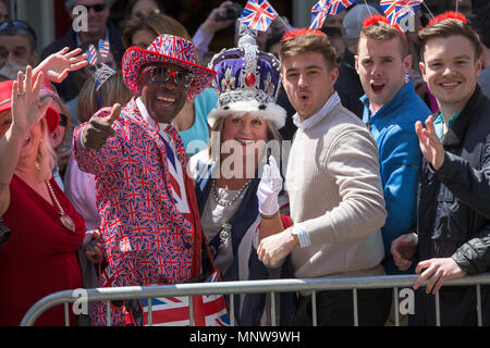 Photo datée du 19 mai montre les foules à la mariage du prince Harry et Meghan Markle à Windsor, le prince Harry et Meghan Markle ont été déclarés mari et femme, à la suite d'une cérémonie au Château de Windsor. Le couple à un échange de voeux et de sonneries avant que la reine et 600 personnes à la Chapelle St George. Porte une robe par le designer britannique Clare Waight Keller, Mme Markle a été accueilli par le Prince Charles, qui marchait dans l'allée. Après leur mariage, le couple sera connu comme le duc et la duchesse de Cambridge. Banque D'Images