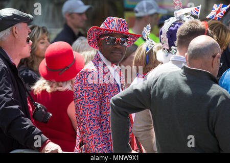 Photo datée du 19 mai montre les foules à la mariage du prince Harry et Meghan Markle à Windsor, le prince Harry et Meghan Markle ont été déclarés mari et femme, à la suite d'une cérémonie au Château de Windsor. Le couple à un échange de voeux et de sonneries avant que la reine et 600 personnes à la Chapelle St George. Porte une robe par le designer britannique Clare Waight Keller, Mme Markle a été accueilli par le Prince Charles, qui marchait dans l'allée. Après leur mariage, le couple sera connu comme le duc et la duchesse de Cambridge. Banque D'Images