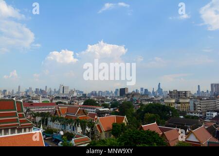 La vue sur Bangkok depuis le sommet de Wat Saket, le golden mount temple à Bangkok, Thaïlande Banque D'Images