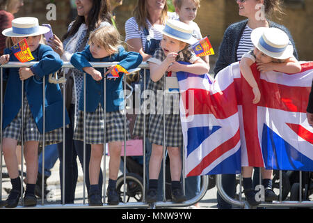 Photo datée du 19 mai montre les foules à la mariage du prince Harry et Meghan Markle à Windsor, le prince Harry et Meghan Markle ont été déclarés mari et femme, à la suite d'une cérémonie au Château de Windsor. Le couple à un échange de voeux et de sonneries avant que la reine et 600 personnes à la Chapelle St George. Porte une robe par le designer britannique Clare Waight Keller, Mme Markle a été accueilli par le Prince Charles, qui marchait dans l'allée. Après leur mariage, le couple sera connu comme le duc et la duchesse de Cambridge. Banque D'Images