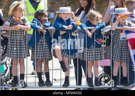 Photo datée du 19 mai montre les foules à la mariage du prince Harry et Meghan Markle à Windsor, le prince Harry et Meghan Markle ont été déclarés mari et femme, à la suite d'une cérémonie au Château de Windsor. Le couple à un échange de voeux et de sonneries avant que la reine et 600 personnes à la Chapelle St George. Porte une robe par le designer britannique Clare Waight Keller, Mme Markle a été accueilli par le Prince Charles, qui marchait dans l'allée. Après leur mariage, le couple sera connu comme le duc et la duchesse de Cambridge. Banque D'Images