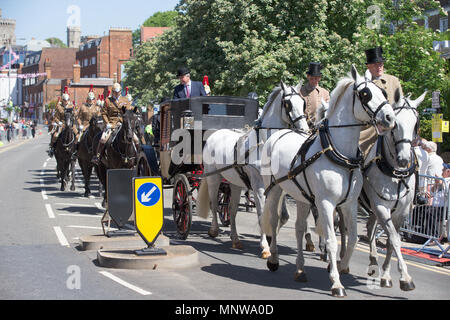 Photo datée du 17 mai montre le prince Harry et Meghan Markle pratique à l'église. Le prince Harry et Meghan Markle ont été déclarés mari et femme, à la suite d'une cérémonie au Château de Windsor. Le couple à un échange de voeux et de sonneries avant que la reine et 600 personnes à la Chapelle St George. Porte une robe par le designer britannique Clare Waight Keller, Mme Markle a été accueilli par le Prince Charles, qui marchait dans l'allée. Après leur mariage, le couple sera connu comme le duc et la duchesse de Cambridge. Banque D'Images