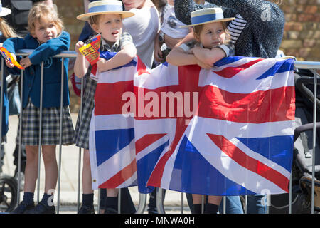 Photo datée du 19 mai montre les foules à la mariage du prince Harry et Meghan Markle à Windsor, le prince Harry et Meghan Markle ont été déclarés mari et femme, à la suite d'une cérémonie au Château de Windsor. Le couple à un échange de voeux et de sonneries avant que la reine et 600 personnes à la Chapelle St George. Porte une robe par le designer britannique Clare Waight Keller, Mme Markle a été accueilli par le Prince Charles, qui marchait dans l'allée. Après leur mariage, le couple sera connu comme le duc et la duchesse de Cambridge. Banque D'Images