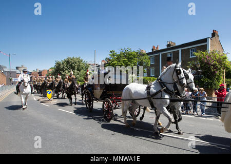 Photo datée du 17 mai montre le prince Harry et Meghan Markle pratique à l'église. Le prince Harry et Meghan Markle ont été déclarés mari et femme, à la suite d'une cérémonie au Château de Windsor. Le couple à un échange de voeux et de sonneries avant que la reine et 600 personnes à la Chapelle St George. Porte une robe par le designer britannique Clare Waight Keller, Mme Markle a été accueilli par le Prince Charles, qui marchait dans l'allée. Après leur mariage, le couple sera connu comme le duc et la duchesse de Cambridge. Banque D'Images