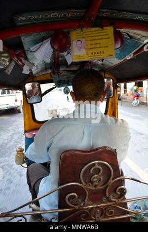 Vue arrière d'un pilote tuktuk à Bangkok, Thaïlande Banque D'Images