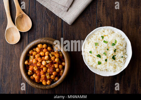 Chana Masala Pois chiches servis avec du riz. La nourriture traditionnelle. Banque D'Images