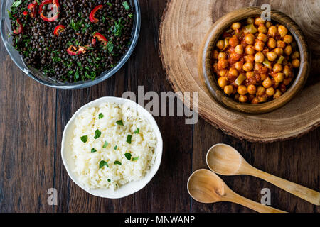 Chana Masala Pois chiches servies avec riz et salade de lentilles noires. La nourriture traditionnelle. Banque D'Images