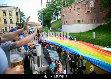 Cracovie, Pologne. 19 mai, 2018. Les touristes à l'onde de l'attendents Pride Parade à Cracovie Cracovie 2018.La pride parade est organisée dans le centre-ville attirant des milliers de la communauté LGBT et leurs partisans à participer. Le défilé a été rencontré par les manifestants LGBT de l'extrême droite. Credit : Omar Marques/SOPA Images/ZUMA/Alamy Fil Live News Banque D'Images