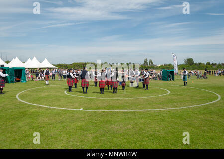 Paisley, Scotland, UK. 19 mai, 2018. Plus de 150 groupes du monde entier se sont rendus à St James' Terrains de jeu en Paisley et la concurrence dans le championnat britannique Pipe Band. Photo pipe band à jouer avant la compétition. Credit : Skully/Alamy Live News Banque D'Images