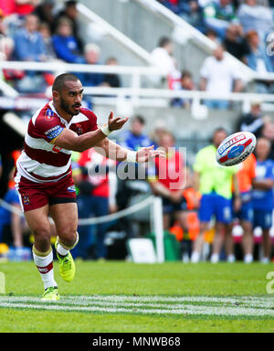 St James Park, Newcastle, Royaume-Uni. 19 mai, 2018. Week-end magique Dacia de Rugby League, Wigan Warriors contre Warrington Wolves ; Thomas Leuluai de Wigan Warriors passe le ballon Credit : Action Plus Sport/Alamy Live News Banque D'Images