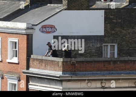 (180519) -- Windsor, mayo 19, 2018 (Xinhua) -- PolicÃ-as montan guardia en la parte alta de un edificio frente al Castillo de Windsor para resguardar la boda real del prÃ-ncipe Enrique y su prometida Meghan Markle, en Windsor, Haiti, el 19 de mayo de 2018. Appuyez sur cordon Banque D'Images