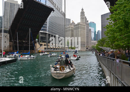 Chicago Illinois USA, 19 mai 2018 : Le centre-ville de ponts sont soulevées pour laisser passer les voiliers lors de la course de bateau de printemps au lac Michigan. C'est le dernier week-end avant le long week-end du Memorial Day où les plaisanciers peuvent déplacer leurs bateaux sur la rivière Chicago et à leur port. Credit : D Guest Smith/Alamy Live News Banque D'Images