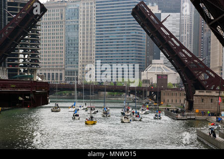 Chicago Illinois USA, 19 mai 2018 : Le centre-ville de ponts sont soulevées pour laisser passer les voiliers lors de la course de bateau de printemps au lac Michigan. C'est le dernier week-end avant le long week-end du Memorial Day où les plaisanciers peuvent déplacer leurs bateaux sur la rivière Chicago et à leur port. Credit : D Guest Smith/Alamy Live News Banque D'Images