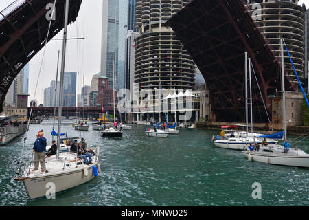 Chicago Illinois USA, 19 mai 2018 : Le centre-ville de ponts sont soulevées pour laisser passer les voiliers lors de la course de bateau de printemps au lac Michigan. C'est le dernier week-end avant le long week-end du Memorial Day où les plaisanciers peuvent déplacer leurs bateaux sur la rivière Chicago et à leur port. Credit : D Guest Smith/Alamy Live News Banque D'Images