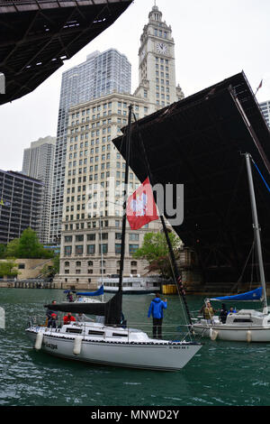 Chicago Illinois USA, 19 mai 2018 : Le centre-ville de ponts sont soulevées pour laisser passer les voiliers lors de la course de bateau de printemps au lac Michigan. C'est le dernier week-end avant le long week-end du Memorial Day où les plaisanciers peuvent déplacer leurs bateaux sur la rivière Chicago et à leur port. Credit : D Guest Smith/Alamy Live News Banque D'Images