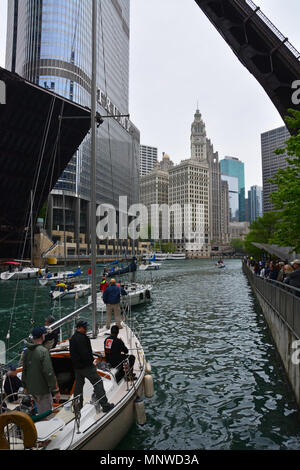 Chicago Illinois USA, 19 mai 2018 : Le centre-ville de ponts sont soulevées pour laisser passer les voiliers lors de la course de bateau de printemps au lac Michigan. C'est le dernier week-end avant le long week-end du Memorial Day où les plaisanciers peuvent déplacer leurs bateaux sur la rivière Chicago et à leur port. Credit : D Guest Smith/Alamy Live News Banque D'Images