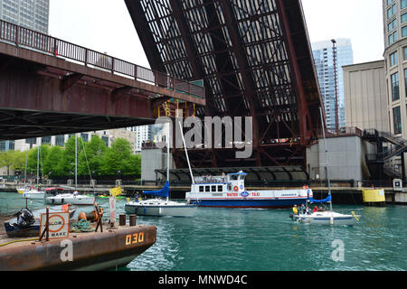 Chicago Illinois USA, 19 mai 2018 : Le centre-ville de ponts sont soulevées pour laisser passer les voiliers lors de la course de bateau de printemps au lac Michigan. C'est le dernier week-end avant le long week-end du Memorial Day où les plaisanciers peuvent déplacer leurs bateaux sur la rivière Chicago et à leur port. Credit : D Guest Smith/Alamy Live News Banque D'Images