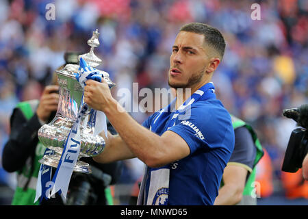 Londres, Royaume-Uni, 19 mai 2018. Eden Hazard de Chelsea détient la FA Cup trophy après le match. L'Unis finale de la FA Cup 2018, Chelsea v Manchester United au stade de Wembley à Londres le samedi 19 mai 2018. Cette image ne peut être utilisé qu'à des fins rédactionnelles. Usage éditorial uniquement, licence requise pour un usage commercial. Aucune utilisation de pari, de jeux ou d'un seul club/ligue/dvd publications. Photos par Andrew Andrew/Verger Verger la photographie de sport/Alamy live news Crédit : Andrew Orchard la photographie de sport/Alamy Live News Banque D'Images