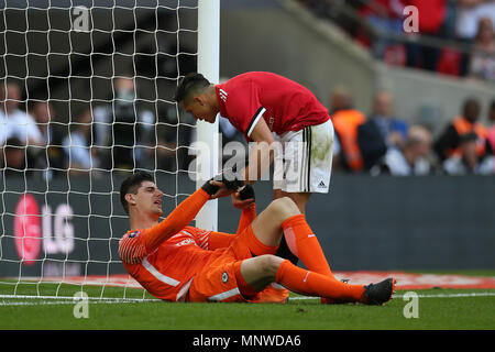 Alexis Sanchez de Manchester Utd propose un coup de main à Chelsea gardien Thibaut Courtois pendant le jeu. L'Unis finale de la FA Cup 2018, Chelsea v Manchester United au stade de Wembley à Londres le samedi 19 mai 2018. Cette image ne peut être utilisé qu'à des fins rédactionnelles. Usage éditorial uniquement, licence requise pour un usage commercial. Aucune utilisation de pari, de jeux ou d'un seul club/ligue/dvd publications. Photos par Andrew Andrew/Verger Verger la photographie de sport/Alamy live news Banque D'Images