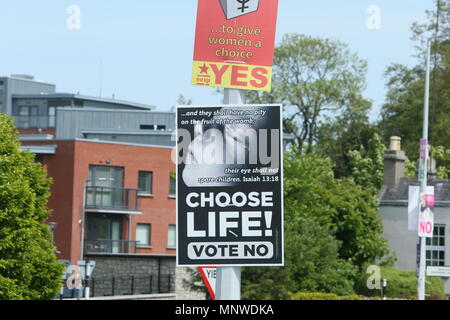 Image d'affiches de campagne sur une rue de Dublin au cours de l'accumulation à l'Irish 8e amendement référendum. Le référendum vise à établir s'il convient de maintenir le 8e amendement à la Constitution irlandaise qui dispose l'homme pour l'enfant à naître ou l'avoir abrogé dans le cadre d'un mouvement de libéralisation de la République d'Irlande, les lois sur l'avortement en cours. Banque D'Images