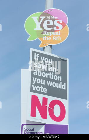 Image d'affiches de campagne sur une rue de Dublin au cours de l'accumulation à l'Irish 8e amendement référendum. Le référendum vise à établir s'il convient de maintenir le 8e amendement à la Constitution irlandaise qui dispose l'homme pour l'enfant à naître ou l'avoir abrogé dans le cadre d'un mouvement de libéralisation de la République d'Irlande, les lois sur l'avortement en cours. Banque D'Images