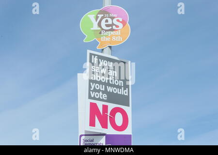 Image d'affiches de campagne sur une rue de Dublin au cours de l'accumulation à l'Irish 8e amendement référendum. Le référendum vise à établir s'il convient de maintenir le 8e amendement à la Constitution irlandaise qui dispose l'homme pour l'enfant à naître ou l'avoir abrogé dans le cadre d'un mouvement de libéralisation de la République d'Irlande, les lois sur l'avortement en cours. Banque D'Images