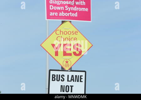 Image d'affiches de campagne sur une rue de Dublin au cours de l'accumulation à l'Irish 8e amendement référendum. Le référendum vise à établir s'il convient de maintenir le 8e amendement à la Constitution irlandaise qui dispose l'homme pour l'enfant à naître ou l'avoir abrogé dans le cadre d'un mouvement de libéralisation de la République d'Irlande, les lois sur l'avortement en cours. Banque D'Images