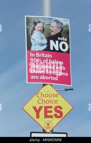 Image d'affiches de campagne sur une rue de Dublin au cours de l'accumulation à l'Irish 8e amendement référendum. Le référendum vise à établir s'il convient de maintenir le 8e amendement à la Constitution irlandaise qui dispose l'homme pour l'enfant à naître ou l'avoir abrogé dans le cadre d'un mouvement de libéralisation de la République d'Irlande, les lois sur l'avortement en cours. Banque D'Images