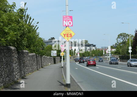 Image d'affiches de campagne sur une rue de Dublin au cours de l'accumulation à l'Irish 8e amendement référendum. Le référendum vise à établir s'il convient de maintenir le 8e amendement à la Constitution irlandaise qui dispose l'homme pour l'enfant à naître ou l'avoir abrogé dans le cadre d'un mouvement de libéralisation de la République d'Irlande, les lois sur l'avortement en cours. Banque D'Images