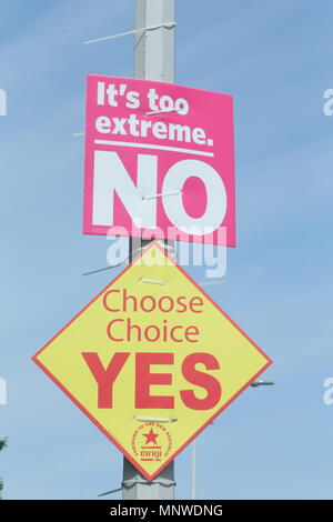 Image d'affiches de campagne sur une rue de Dublin au cours de l'accumulation à l'Irish 8e amendement référendum. Le référendum vise à établir s'il convient de maintenir le 8e amendement à la Constitution irlandaise qui dispose l'homme pour l'enfant à naître ou l'avoir abrogé dans le cadre d'un mouvement de libéralisation de la République d'Irlande, les lois sur l'avortement en cours. Banque D'Images