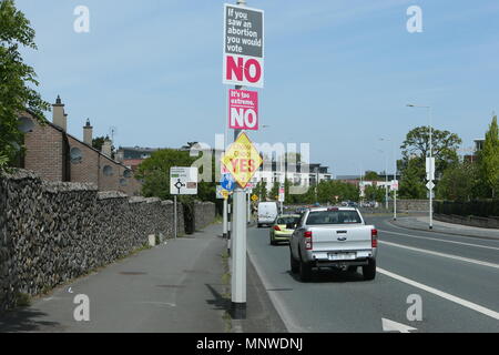 Image d'affiches de campagne sur une rue de Dublin au cours de l'accumulation à l'Irish 8e amendement référendum. Le référendum vise à établir s'il convient de maintenir le 8e amendement à la Constitution irlandaise qui dispose l'homme pour l'enfant à naître ou l'avoir abrogé dans le cadre d'un mouvement de libéralisation de la République d'Irlande, les lois sur l'avortement en cours. Banque D'Images