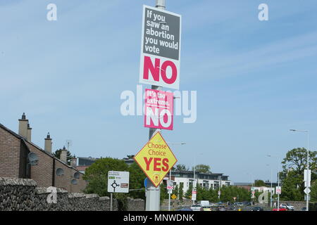 Image d'affiches de campagne sur une rue de Dublin au cours de l'accumulation à l'Irish 8e amendement référendum. Le référendum vise à établir s'il convient de maintenir le 8e amendement à la Constitution irlandaise qui dispose l'homme pour l'enfant à naître ou l'avoir abrogé dans le cadre d'un mouvement de libéralisation de la République d'Irlande, les lois sur l'avortement en cours. Banque D'Images