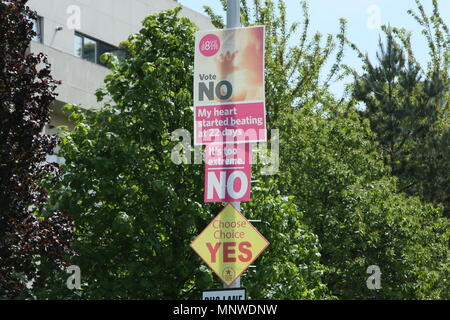 Image d'affiches de campagne sur une rue de Dublin au cours de l'accumulation à l'Irish 8e amendement référendum. Le référendum vise à établir s'il convient de maintenir le 8e amendement à la Constitution irlandaise qui dispose l'homme pour l'enfant à naître ou l'avoir abrogé dans le cadre d'un mouvement de libéralisation de la République d'Irlande, les lois sur l'avortement en cours. Banque D'Images