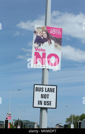 Image d'une affiche de campagne pour le oui au référendum irlandais du 8e amendement. Les campagnes du Oui pour supprimer le 8ème Amendement à la Constitution irlandaise qui dispose l'homme pour l'enfant à naître dans le cadre d'un mouvement de libéralisation de la République d'Irlande lois canadiennes sur l'avortement. Banque D'Images