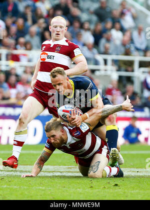 St James Park, Newcastle, Royaume-Uni. 19 mai, 2018. Week-end magique Dacia de Rugby League, Wigan Warriors contre Warrington Wolves, Kevin Brown de Warrington Wolves est abordé par Sam Tomkins de Wigan Warriors avec Liam Farrell de Wigan Warriors a proximité : Action Crédit Plus Sport/Alamy Live News Banque D'Images