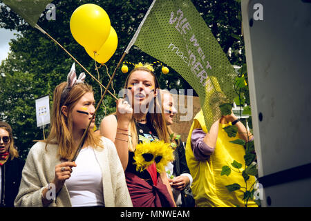 Hambourg, Allemagne. 19 mai 2018. Le chant des femmes à la Marche contre Monsanto à Hambourg. Des centaines de manifestants ont pris part à la Marche contre Monsanto à Hambourg. La Marche contre Monsanto est le plus grand de protestation contre Monsanto à travers le monde. Depuis 2013, des centaines de villes protestent à chaque année contre l'industrie destructrice de Monsanto & Co. Les sociétés comme Monsanto tentent de prendre le contrôle de notre alimentation grâce à des brevets. Credit : SOPA/Alamy Images Limited Live News Banque D'Images