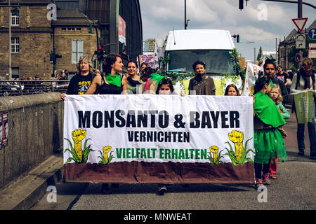 Hambourg, Allemagne. 19 mai 2018. Bannière avant de la marche contre Monsanto à Hambourg. Des centaines de manifestants ont pris part à la Marche contre Monsanto à Hambourg. La Marche contre Monsanto est le plus grand de protestation contre Monsanto à travers le monde. Depuis 2013, des centaines de villes protestent à chaque année contre l'industrie destructrice de Monsanto & Co. Les sociétés comme Monsanto tentent de prendre le contrôle de notre alimentation grâce à des brevets. Credit : SOPA/Alamy Images Limited Live News Banque D'Images