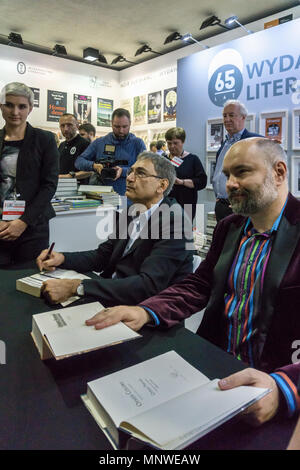 Varsovie, Pologne. 19 mai 2018. Les quatre jours de 9e Foire du livre de Varsovie a eu lieu dans la capitale polonaise. La foire du livre de Varsovie est l'une des plus anciennes foires en Europe. Le bain turc Orhan Pamuk, Prix Nobel 2006 de littérature, signes des copies de ses livres. Credit : dario photography/Alamy Live News Banque D'Images