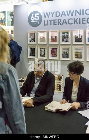 Varsovie, Pologne. 19 mai 2018. Les quatre jours de 9e Foire du livre de Varsovie a eu lieu dans la capitale polonaise. La foire du livre de Varsovie est l'une des plus anciennes foires en Europe. Le bain turc Orhan Pamuk, Prix Nobel 2006 de littérature, signe une copie de son livre. Credit : dario photography/Alamy Live News Banque D'Images