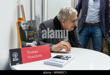 Varsovie, Pologne. 19 mai 2018. Les quatre jours de 9e Foire du livre de Varsovie a eu lieu dans la capitale polonaise. La foire du livre de Varsovie est l'une des plus anciennes foires en Europe. Tomas Venclova signe une copie de son livre. Credit : dario photography/Alamy Live News Banque D'Images