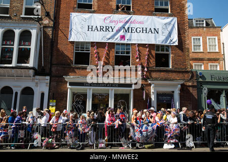 Windsor, Royaume-Uni. 19 mai, 2018. Des milliers de sympathisants bordent les rues de Windsor pour assister à la procession de chariot, le prince Harry et Meghan Markle, maintenant, le duc et la duchesse de Sussex après leur mariage à la Chapelle St George du château de Windsor. Credit : Mark Kerrison/Alamy Live News Banque D'Images