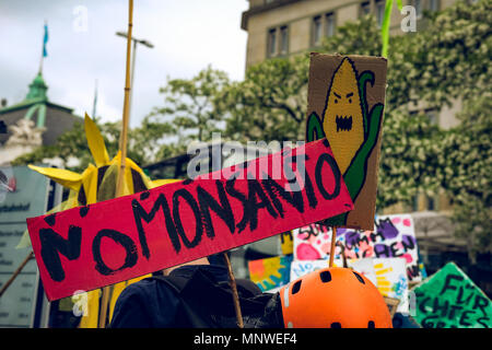 Hambourg, Allemagne. 19 mai, 2018. Bannière en mars contre Monsanto à Hambourg.Des centaines de manifestants ont pris part à la Marche contre Monsanto à Hambourg. La Marche contre Monsanto est le plus grand de protestation contre Monsanto à travers le monde. Depuis 2013, des centaines de villes protestent à chaque année contre l'industrie destructrice de Monsanto & Co. Les sociétés comme Monsanto tentent de prendre le contrôle de notre alimentation grâce à des brevets. Credit : Lorena De La Cuesta SOPA/Images/ZUMA/Alamy Fil Live News Banque D'Images