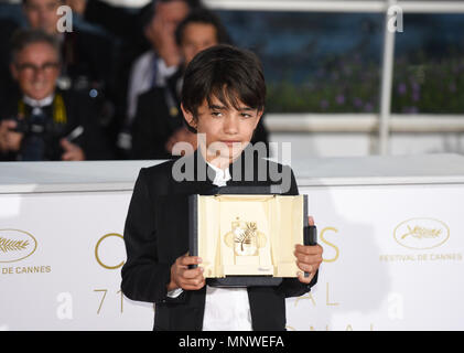 19 mai 2018 - Cannes, France : Zain Alrafeea pose avec le prix du jury qu'il assiste à la remise des prix de Cannes photocall après la cérémonie de clôture du 71e festival de Cannes. Banque D'Images