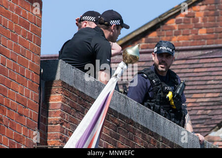 Windsor, Royaume-Uni. 19 mai, 2018. Des tireurs de la police sur un toit au-dessus de la rue principale d'observer des milliers de sympathisants qui tapissent les rues de Windsor pour assister à la procession de chariot, le prince Harry et Meghan Markle, maintenant, le duc et la duchesse de Sussex après leur mariage à la Chapelle St George du château de Windsor. Credit : Mark Kerrison/Alamy Live News Banque D'Images