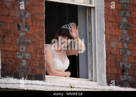 Mariage du Prince Harry et Meghan Markle à Windsor. Un "Princess" vagues à partir d'une fenêtre à Windsor High Street Banque D'Images